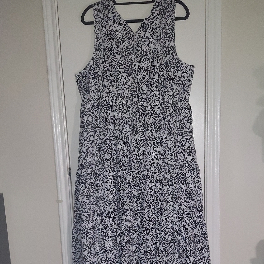 The design includes a gathered elastic waistband for a flattering fit and conven - Picture 8 of 13